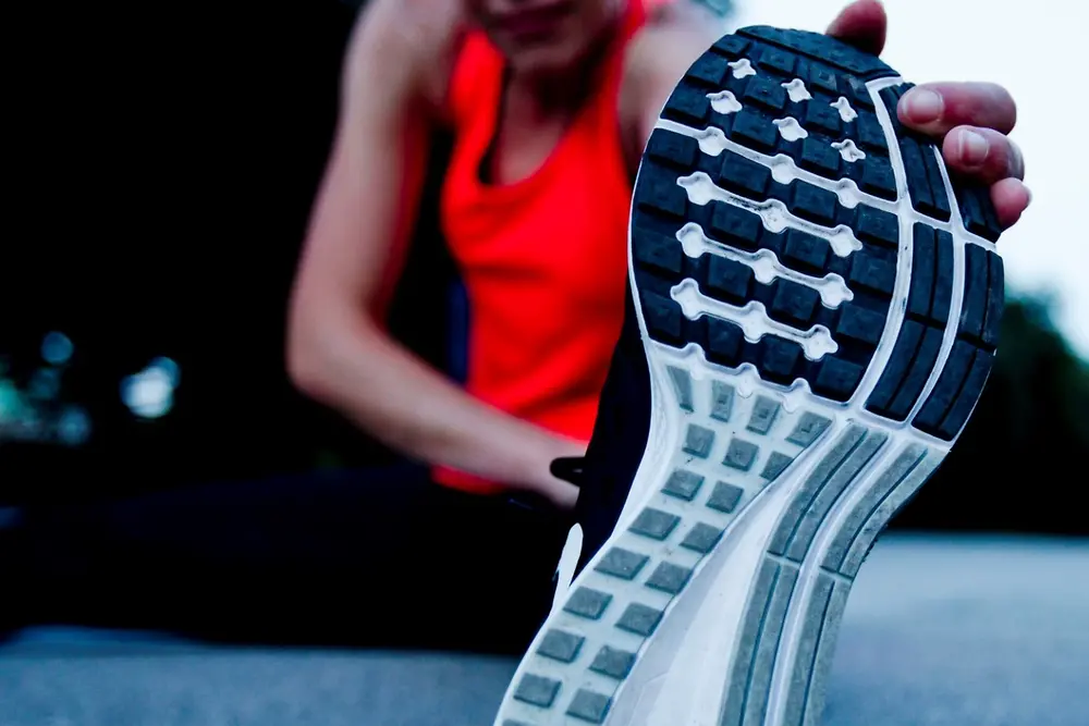 Base de un tenis hecho con adhesivo base agua de LOCTITE AQUENCE.