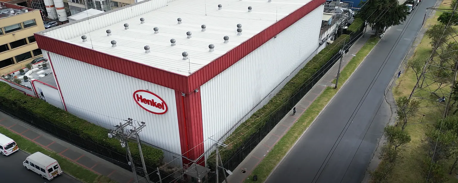 Foto del frente de las oficinas de Henkel Colombia en Bogotá